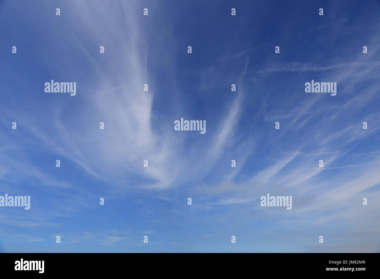 Blauer Himmelshintergrund. Sommer lebendigen Himmel mit weißen Wolken. Stockfoto