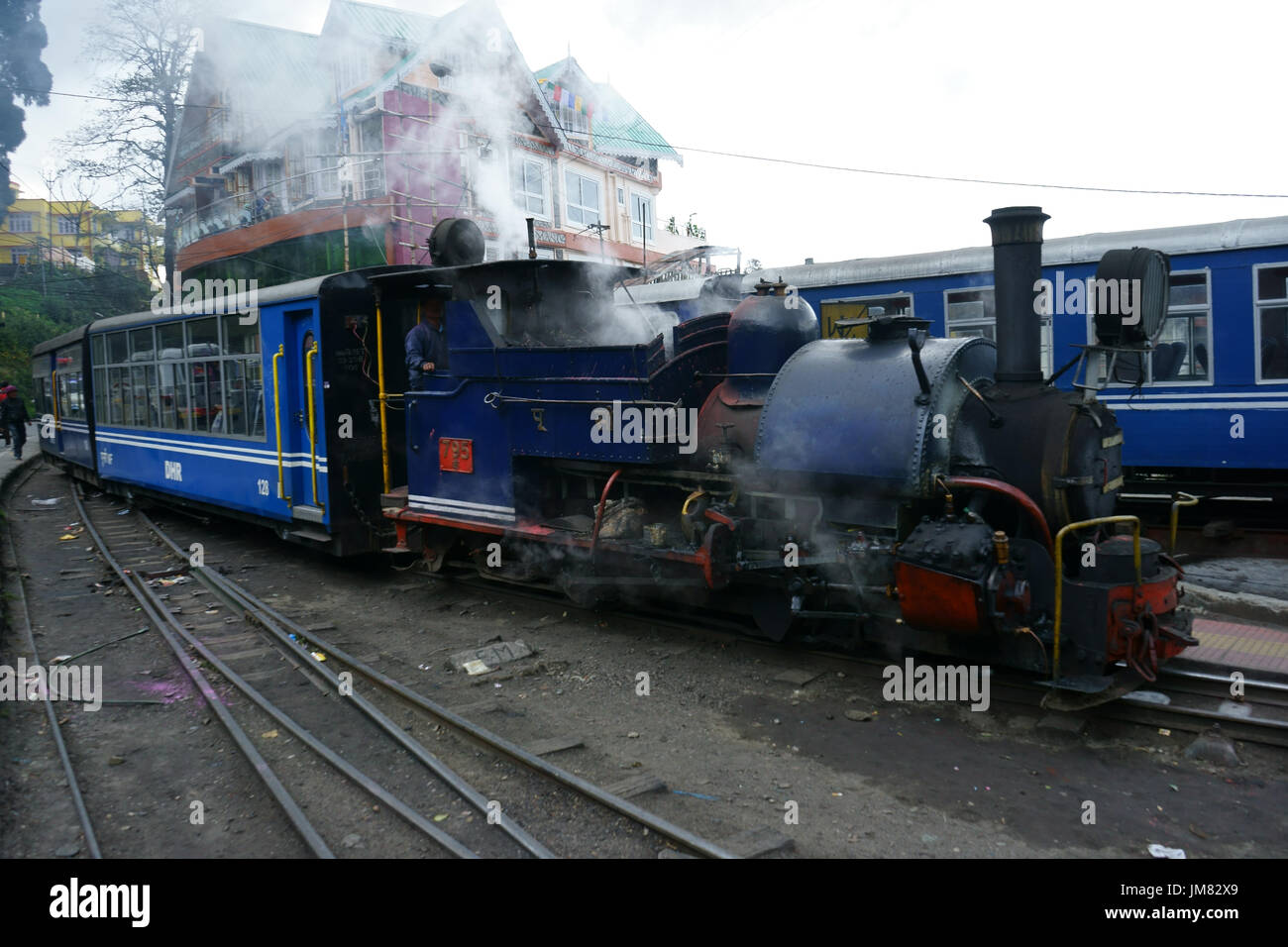 Dampf-Lokomotive von Spielzeug Trainat Bahnhof in Darjeeling, Westbengalen, Indien Stockfoto
