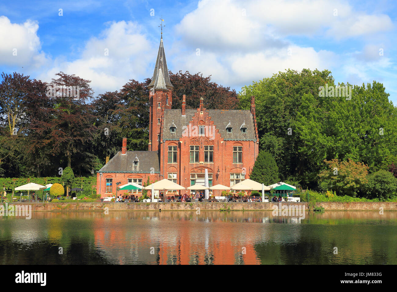 Sehenswürdigkeiten von Brügge. Alte rote Backsteinbau mit Turm an Wasserkanal an einem sonnigen Sommertag. Stockfoto