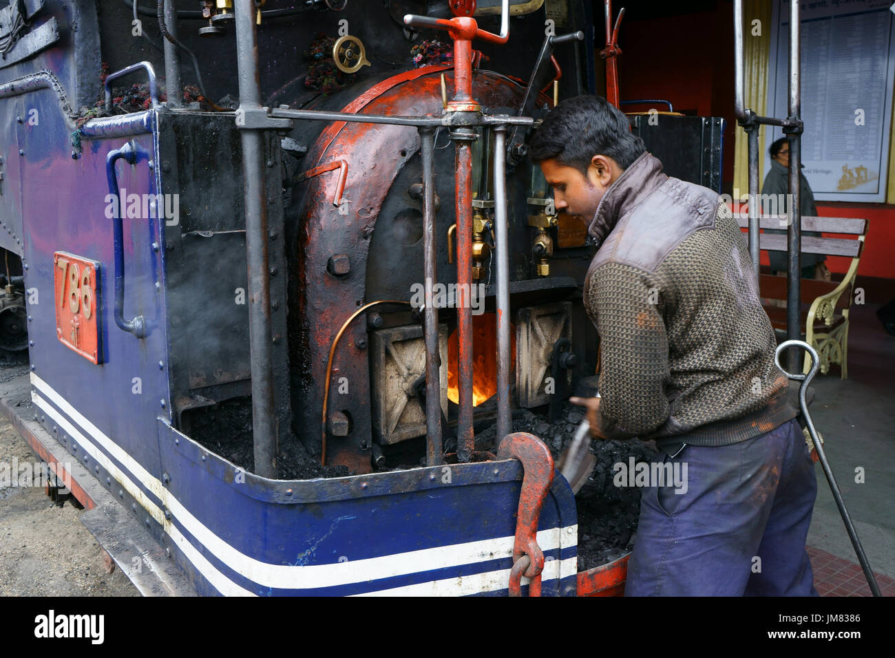 Hauptwagen Schaufeln Kohle in Brenner von Dampf-Lokomotive der Spielzeugeisenbahn, Darjeeling, Westbengalen, Indien Stockfoto