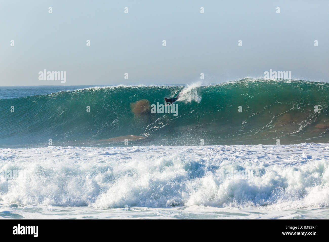 Surfer Körper Boarder Surfen reitet hohl brechenden Ozeanwelle Stockfoto