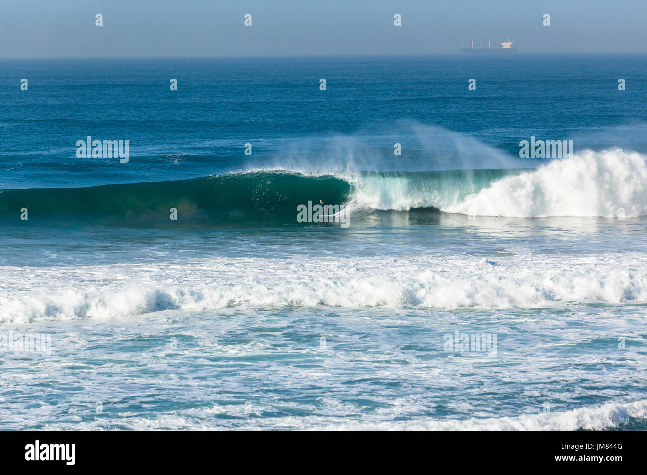 Surfer Surfen Rohr reitet hohlen Ozeanwelle. Stockfoto