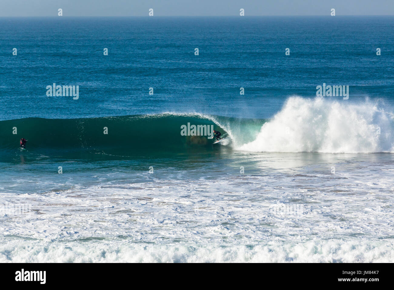 Surfer Surfen reifenfahrten Ozean hohle Welle. Stockfoto