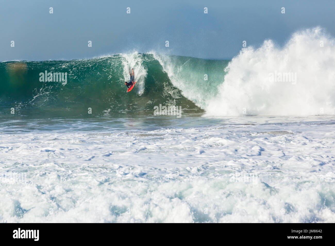 Surfer Körper Boarder Surfen großen hohlen Ozeanwelle. Stockfoto