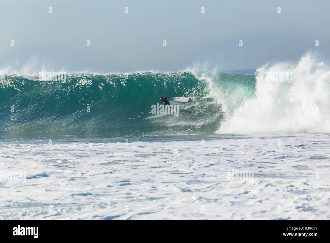 Surfer Surfen Absturz Wipeout aus radikalen hohlen Ozeanwelle. Stockfoto