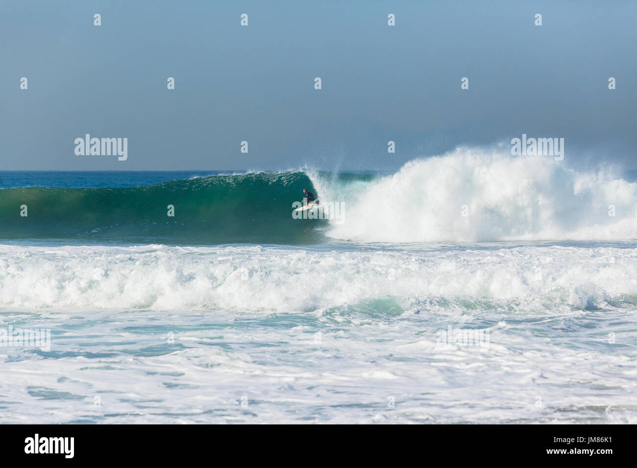 Surfer Surfen Rohr reitet hohlen Ozeanwelle. Stockfoto