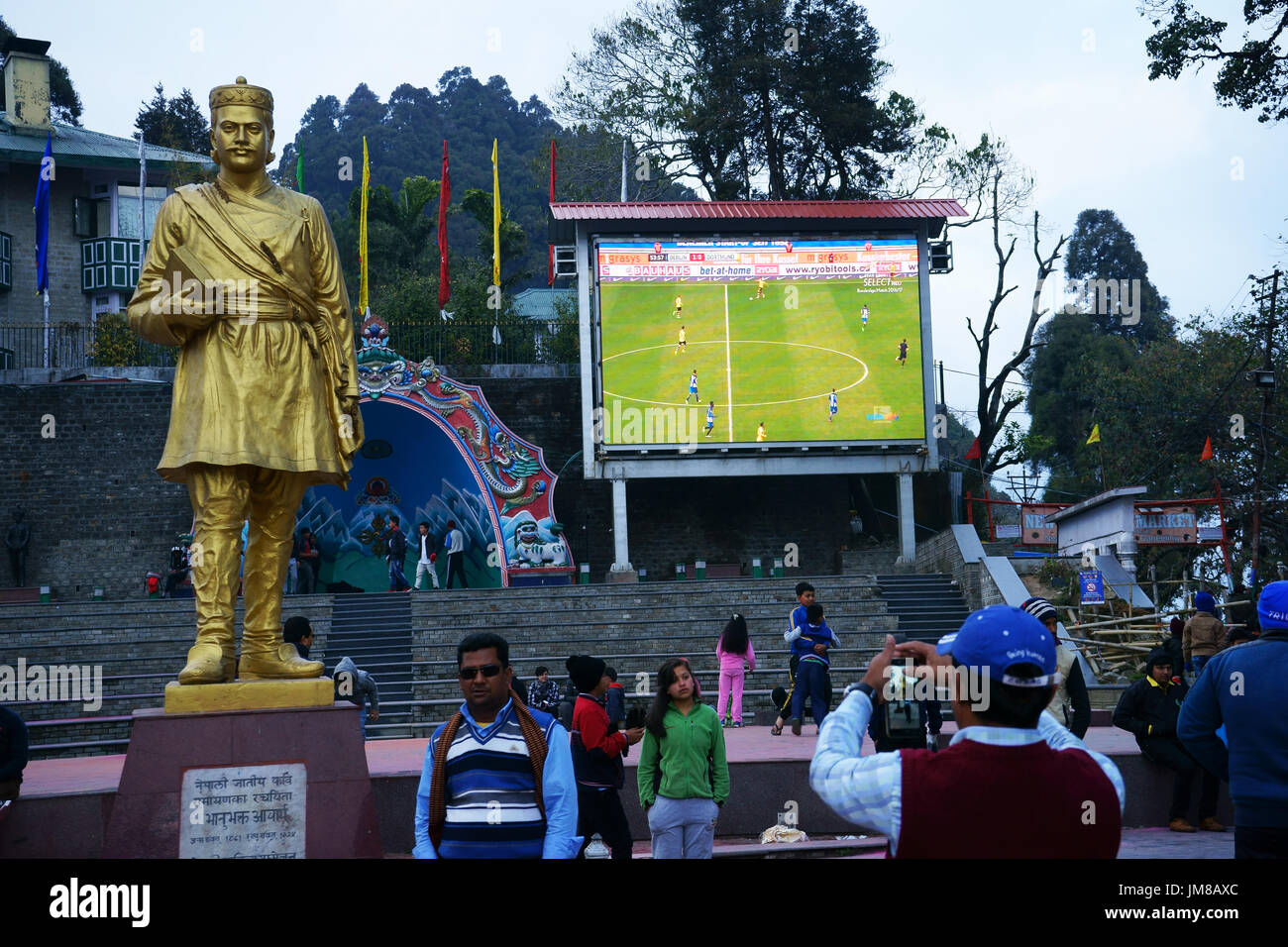 Observatory Hill Chowrasta quadratisch mit Ranga Manch Theater Public-Viewing-TV-Bildschirm (deutsche Fußball-Spiel) und Statue, Darjeeling, Indien Stockfoto