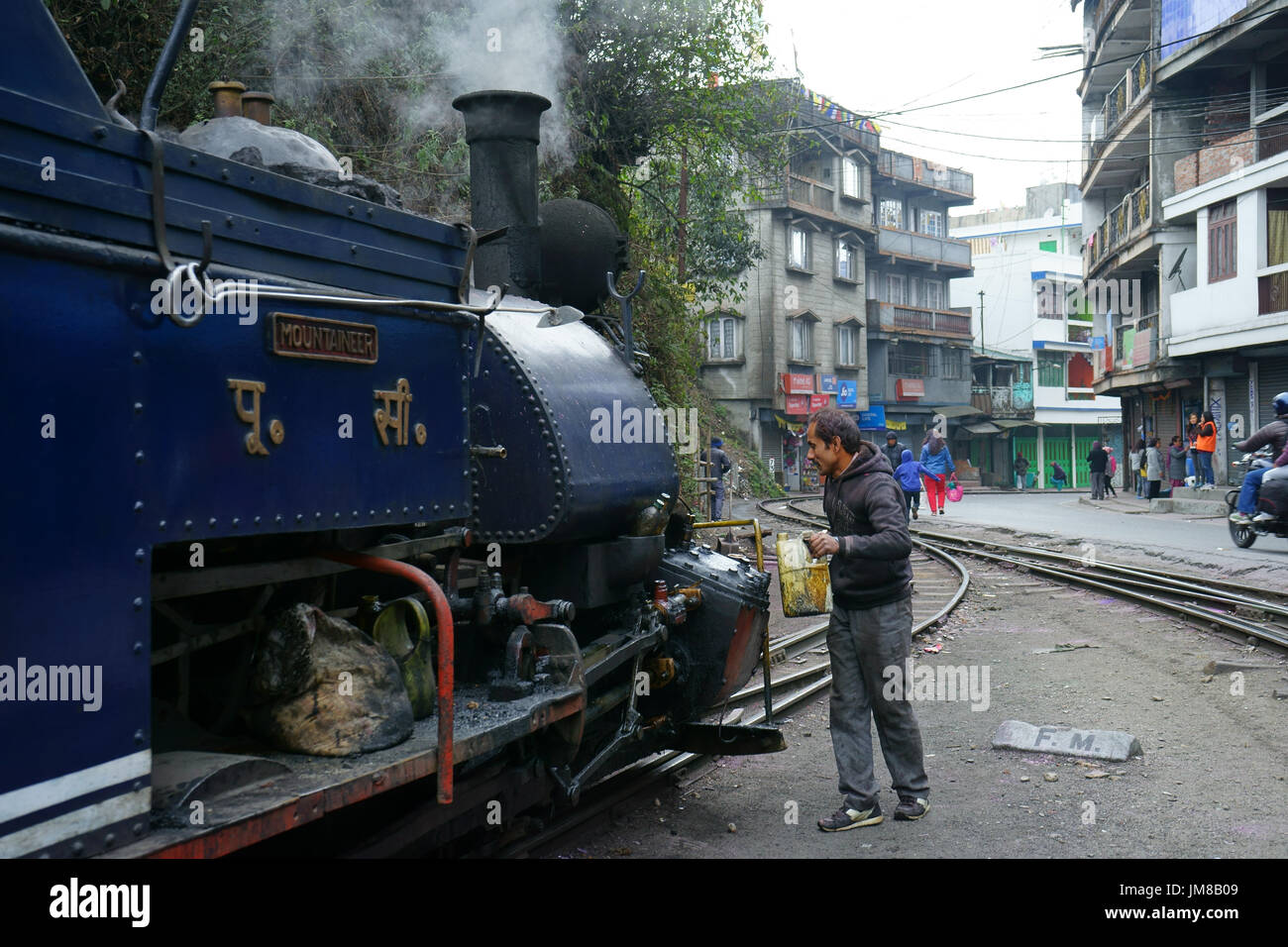 Dampf-Lokomotive der Toy Train am Bahnhof in Darjeeling, Sonnenkompass Nachfüllen von Motoröl, Westbengalen, Indien Stockfoto