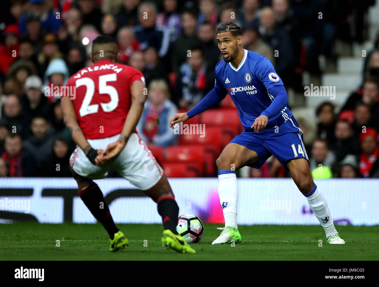 Chelseas Ruben Loftus Wange Wird Durch Manchester Uniteds Luis Antonio Valencia Wahrend Der Premier League Spiel Im Old Trafford Manchester Herausgefordert Stockfotografie Alamy