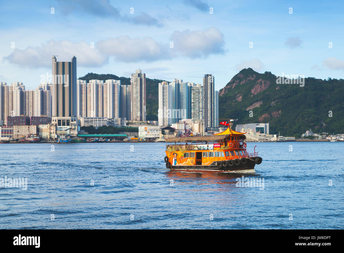 Hong Kong - 10. Juli 2017: Orange Passagierfähre geht auf Sai Wan Ho Ferry Pier von Hong-Kong-Insel Stockfoto