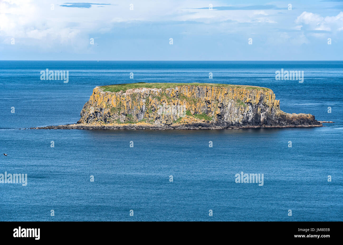 Die Schafe-Insel in der Nähe von Ballintoy, Carrick-a-Rede und Giant es Causeway, North Antrim Coast, County Antrim, Nordirland, Vereinigtes Königreich Stockfoto