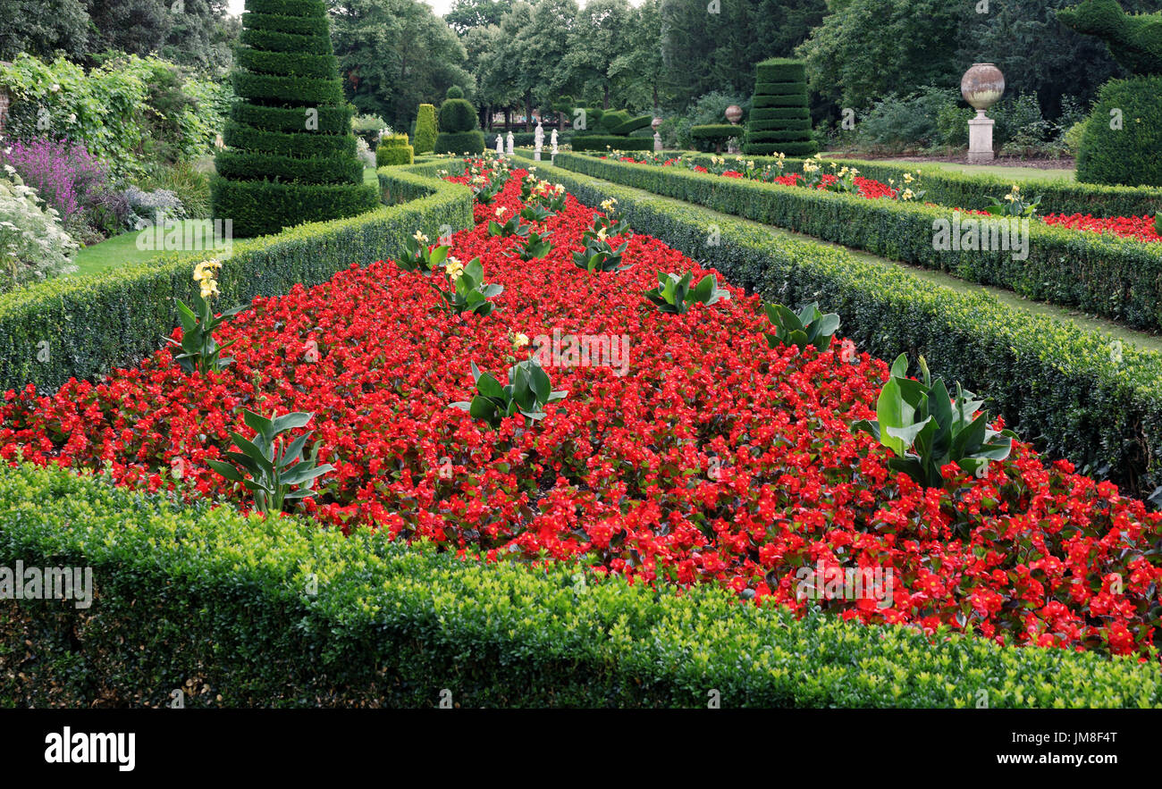 Die lange Garten Cliveden mit Box hedging, Formschnitt und Statuen Stockfoto