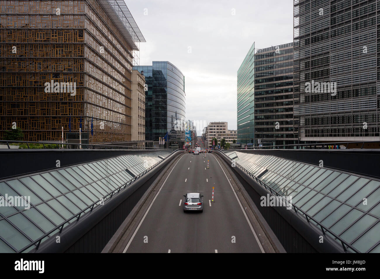 Autos kommen aus einem Tunnel in Brüssel, Nähe Rue De La Loi Shuman, neben der Europäische Rat und der Hauptsitz der Europäischen Union. Stockfoto