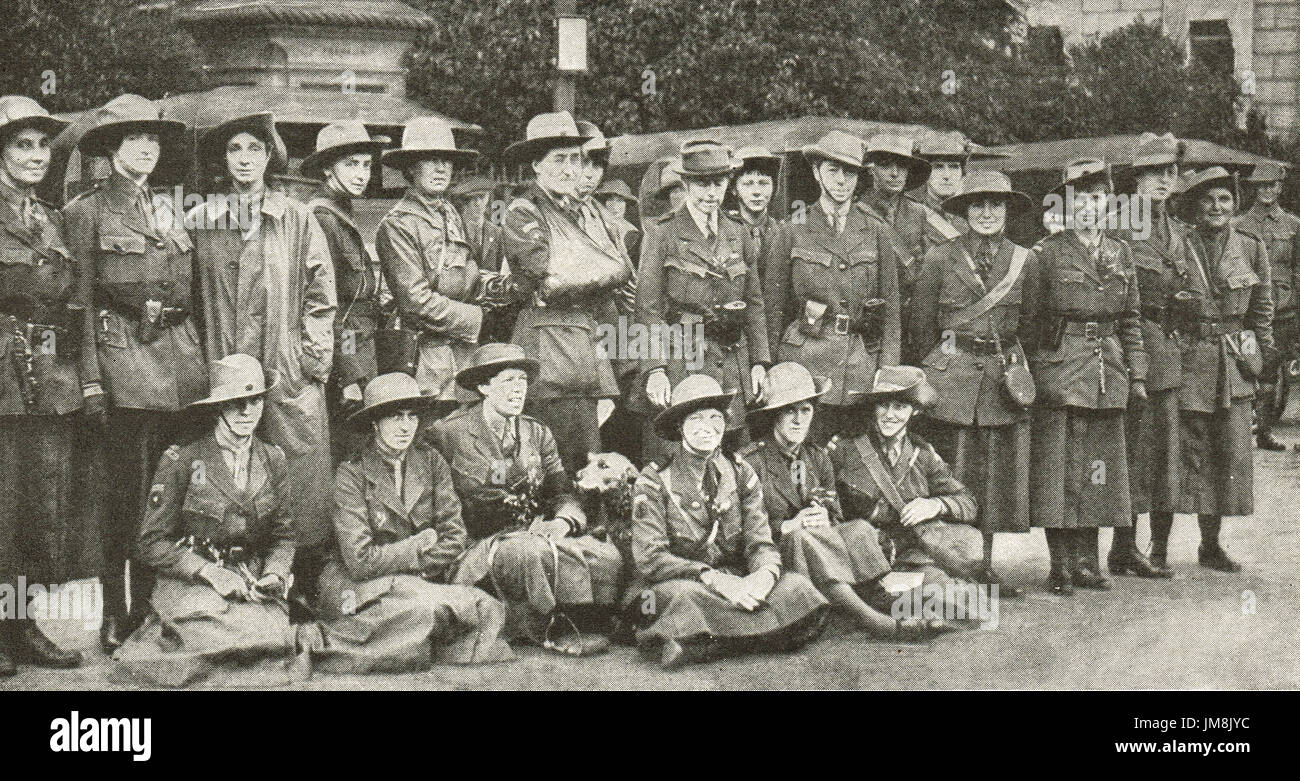 Frauen reservieren Sie Krankenwagen Korps posiert in London vor der Abfahrt zur Ostfront, ww1 Stockfoto