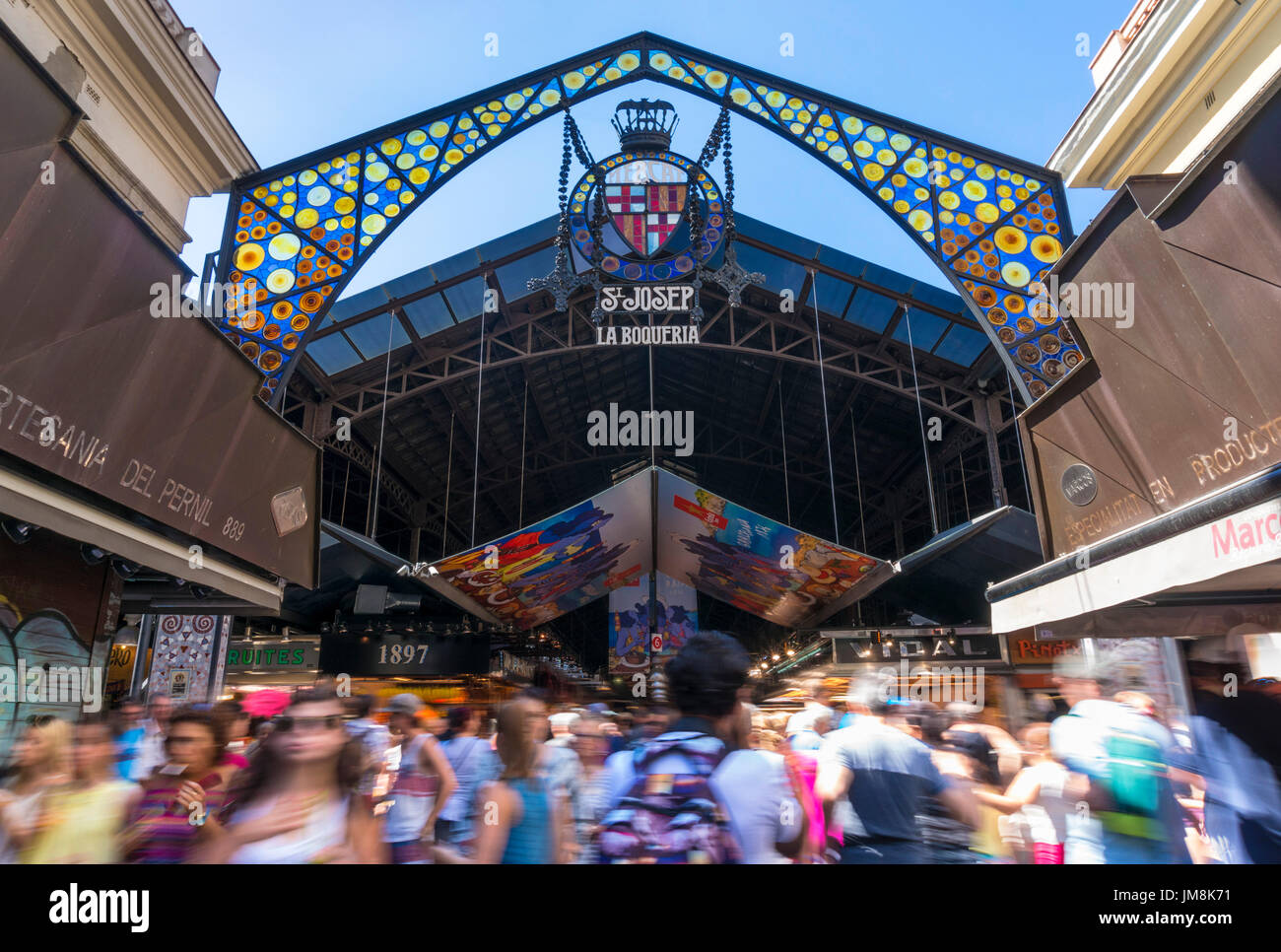 Barcelona-Catalunya Spanien Mercado De La Boqueria Barcelona Menschen bewegende La Boqueria Markt Barcelona Ciudad Vieja Barcelona Spanien EU-Europa Stockfoto