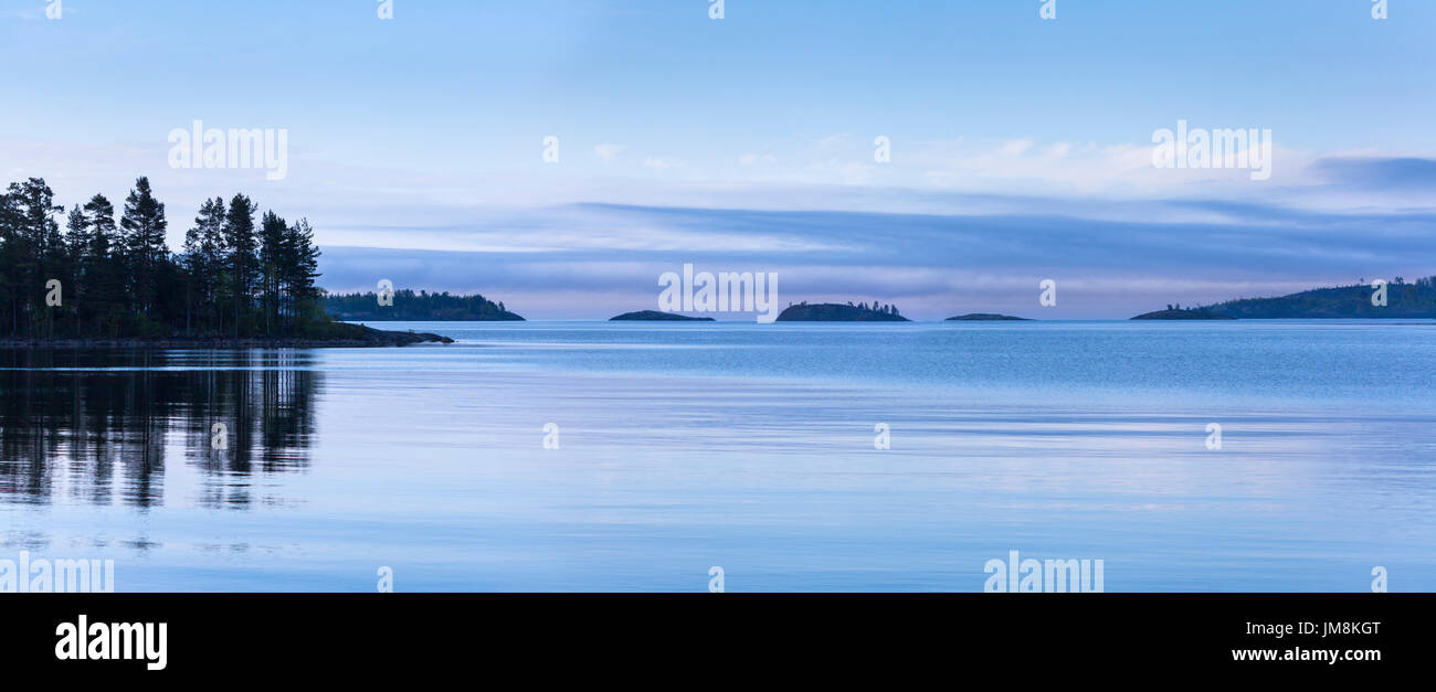 Abend-Panorama des Ladoga-Sees, Kojonsaari Insel Stockfoto