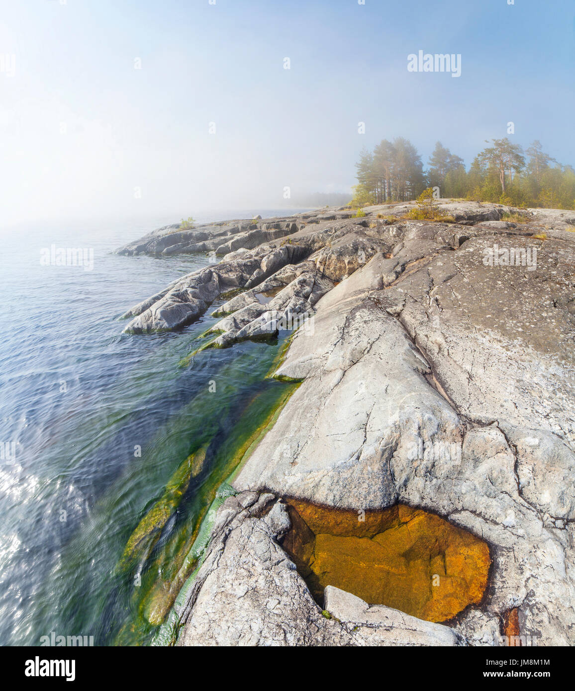 Felsige Ufer des Ladoga Sees, Kojonsaari Insel Stockfoto