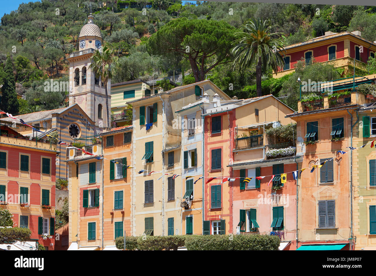 Typisches Dorf Portofino mit bunten Häusern und einer Kirche in Italien, Ligurien Stockfoto