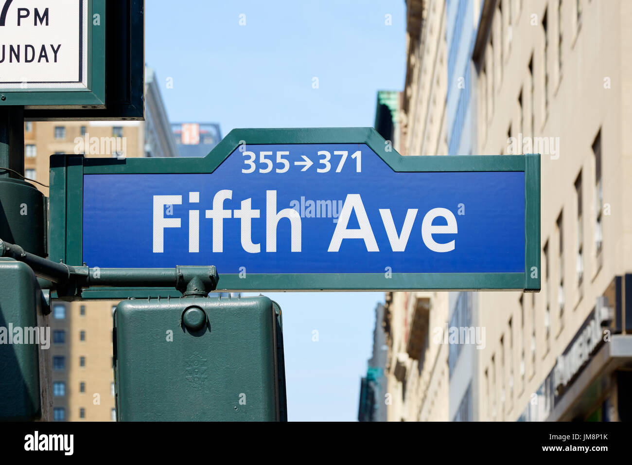 Fifth Avenue Straße an einem sonnigen Tag in New York city Stockfoto