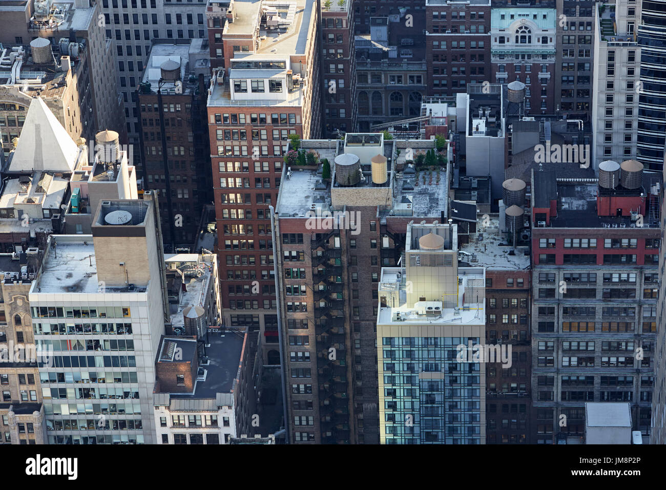 New York City Manhattan Skyline Luftbild mit Wolkenkratzer Dächer mit Zisternen Stockfoto