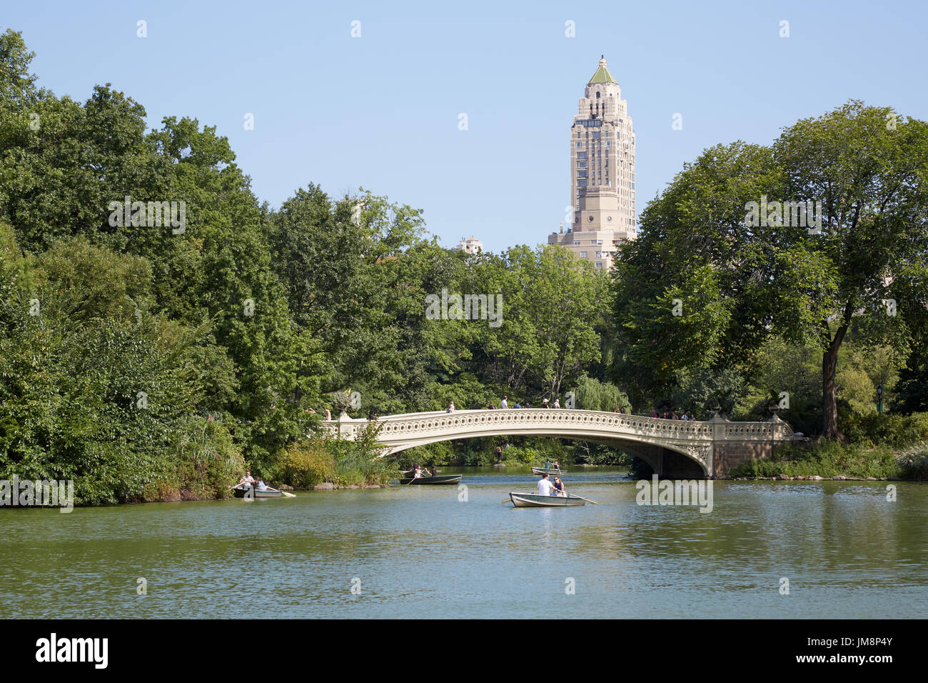 Central Park weiße Bogenbrücke mit Menschen und Boote an einem sonnigen Tag am 13. September 2016 in New York Stockfoto