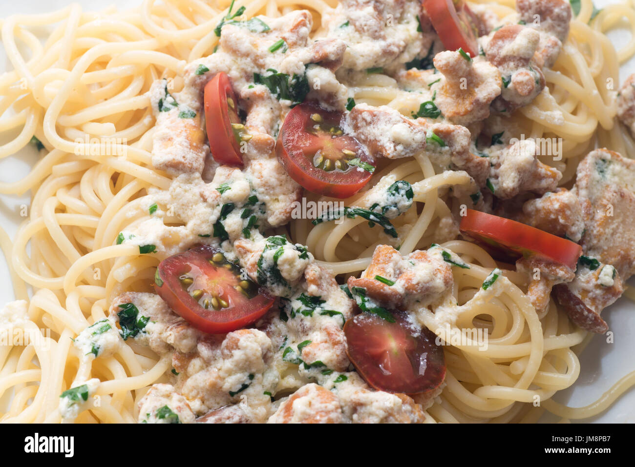 Spaghetti Nudeln mit Tomaten und Champignons Stockfoto