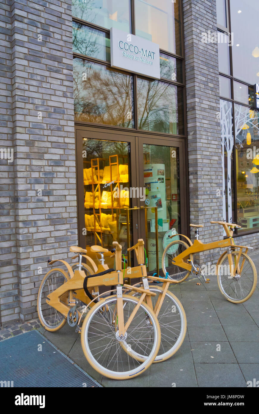 Hölzerne Fahrräder vor Coco mat Store, Frankfurt Am Main, Hessen,  Deutschland Stockfotografie - Alamy