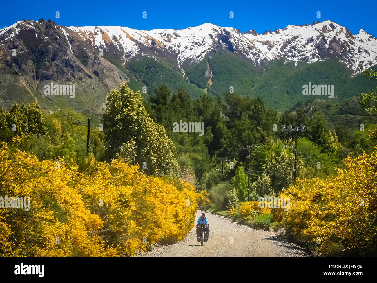 Frau, Radfahren auf der Wellpappe Straße durch die Berge im Lake District, Argentinien Stockfoto