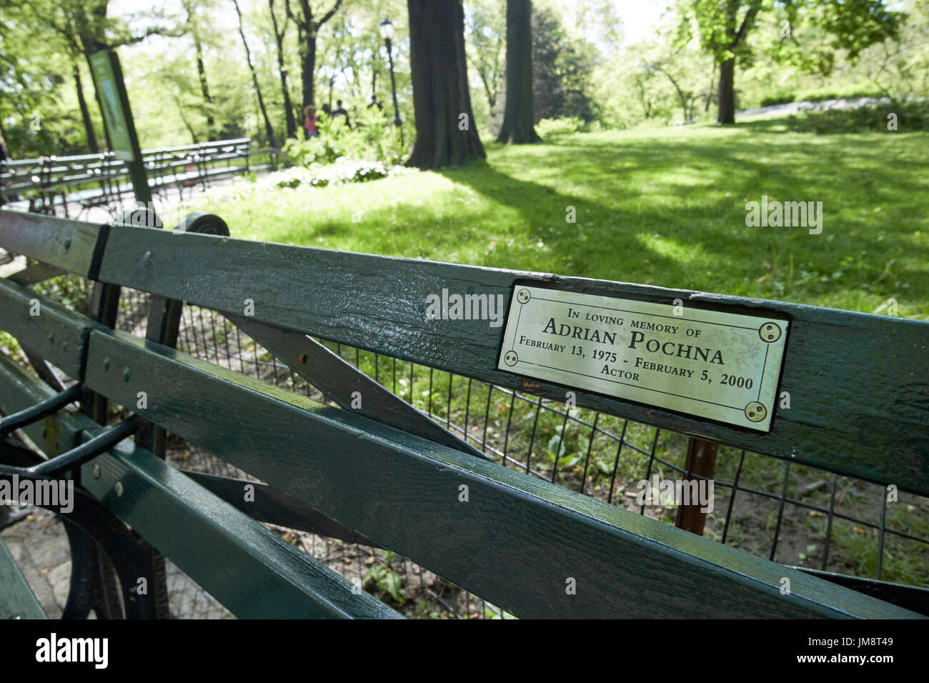 Parkbank im Central Park gewidmet Adrian Pochna New York City USA Stockfoto