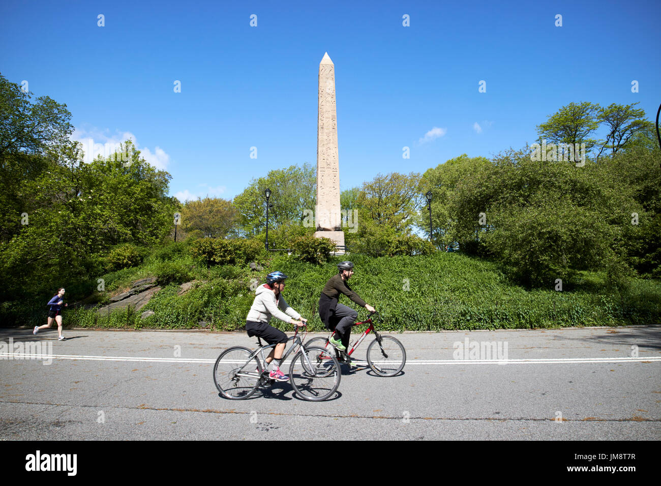 Menschen im Osten vorbeifahren Cleopatras Nadel Stadtpark Obelisk New York City USA Radfahren Stockfoto