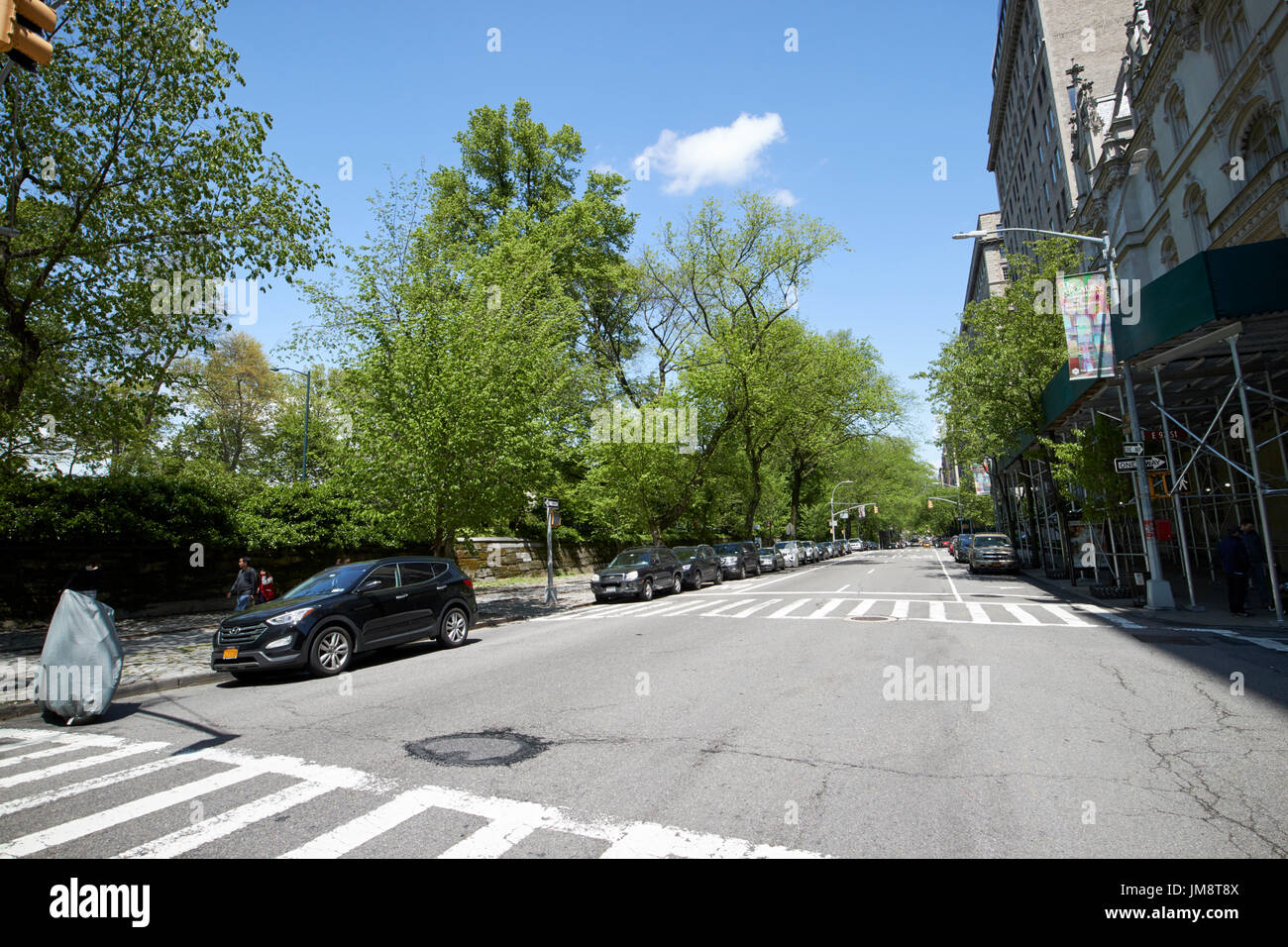 Nachschlagen der fünften Avenue Upper Eastside am Central Park New York City, USA Stockfoto