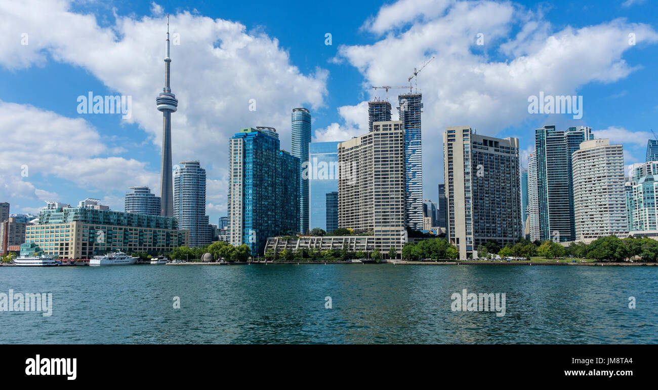 Blick auf den CN Tower und die umliegenden Gebäude aus der Innenstadt von Toronto Ontario See gesehen, Überfahrt nach Toronto Island auf der Fähre an einem sonnigen Tag. Stockfoto