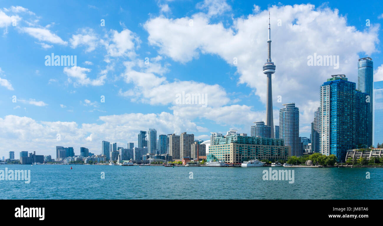 Blick auf den CN Tower und die umliegenden Gebäude aus der Innenstadt von Toronto Ontario See gesehen, Überfahrt nach Toronto Island auf der Fähre an einem sonnigen Tag. Stockfoto