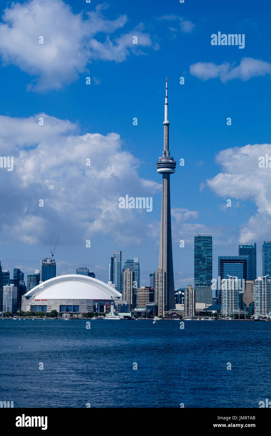 Der CN Tower und das Rogers Centre Center dominieren die Skyline von Toronto gesehen von der Toronto Island Fähre an einem sonnigen Tag. Hochformat mit Textfreiraum. Stockfoto