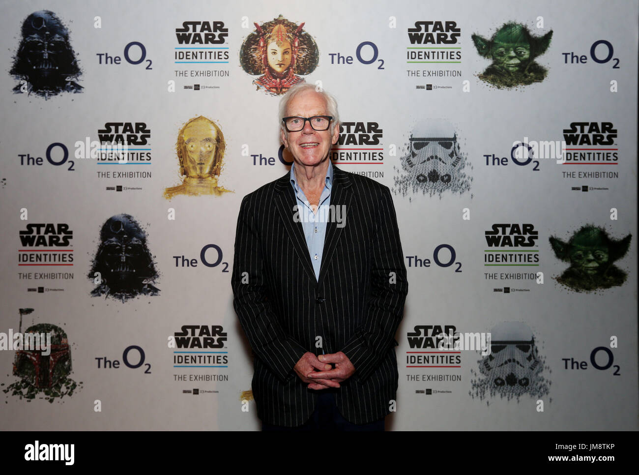 Jeremy Bulloch Spielte Kopfgeldjager Boba Fett In Das Imperium Schlagt Zuruck Und Die Ruckkehr Der Jedi Ritter Bei Einem Fototermin Fur Die Star Wars Identitaten Die Ausstellung In Der O2 In London Stockfotografie