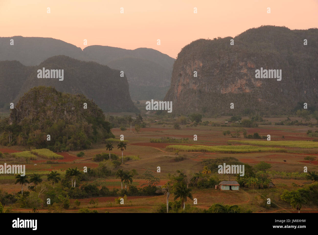 Sonnenuntergang über das landwirtschaftliche Tal Viñales auf Kuba mit Karst Hügel ragten aus den flachen Ebenen. Die Ebene hat Tabak und andere Kulturen. Stockfoto