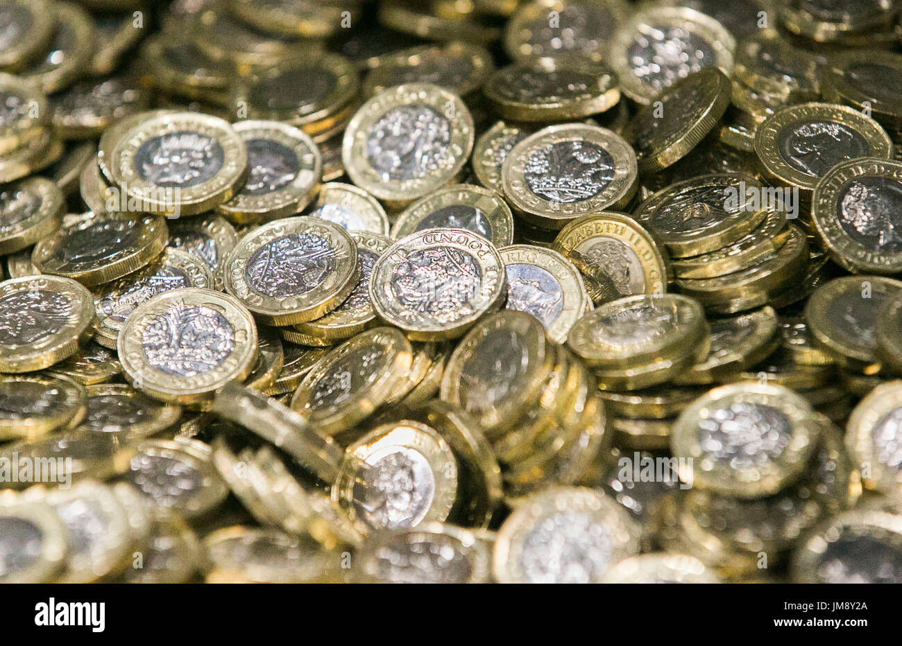 Ein Pfund Münzen während eines Besuchs von Fiskus-Sekretärin zum Fiskus, Andrew Jones MP in der G4S Lösungen Liquiditätsfazilität in Newtownabbey in der Nähe von Belfast. Stockfoto