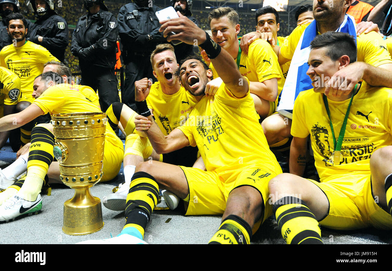 Deutsch-Cup-Finale in Berlin: Eintracht Frankfurt Vs Borussia Dortmund; Pierre-Emerick Aubameyang und Marco Reus feiern. Stockfoto