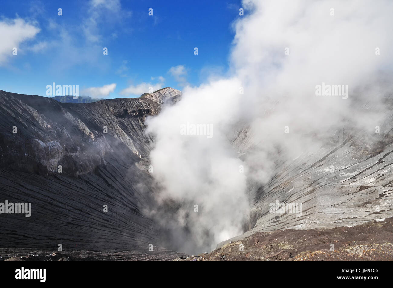 Vulkankrater spuckt Rauch am Mount Bromo Tengger Semeru National Park in Ost-Java, Indonesien. Stockfoto