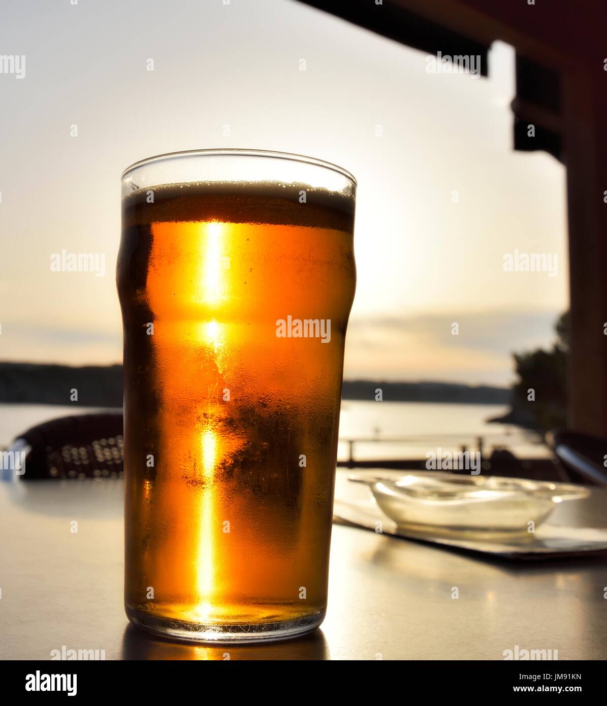 Sonnenuntergang Pint Bier Stockfoto