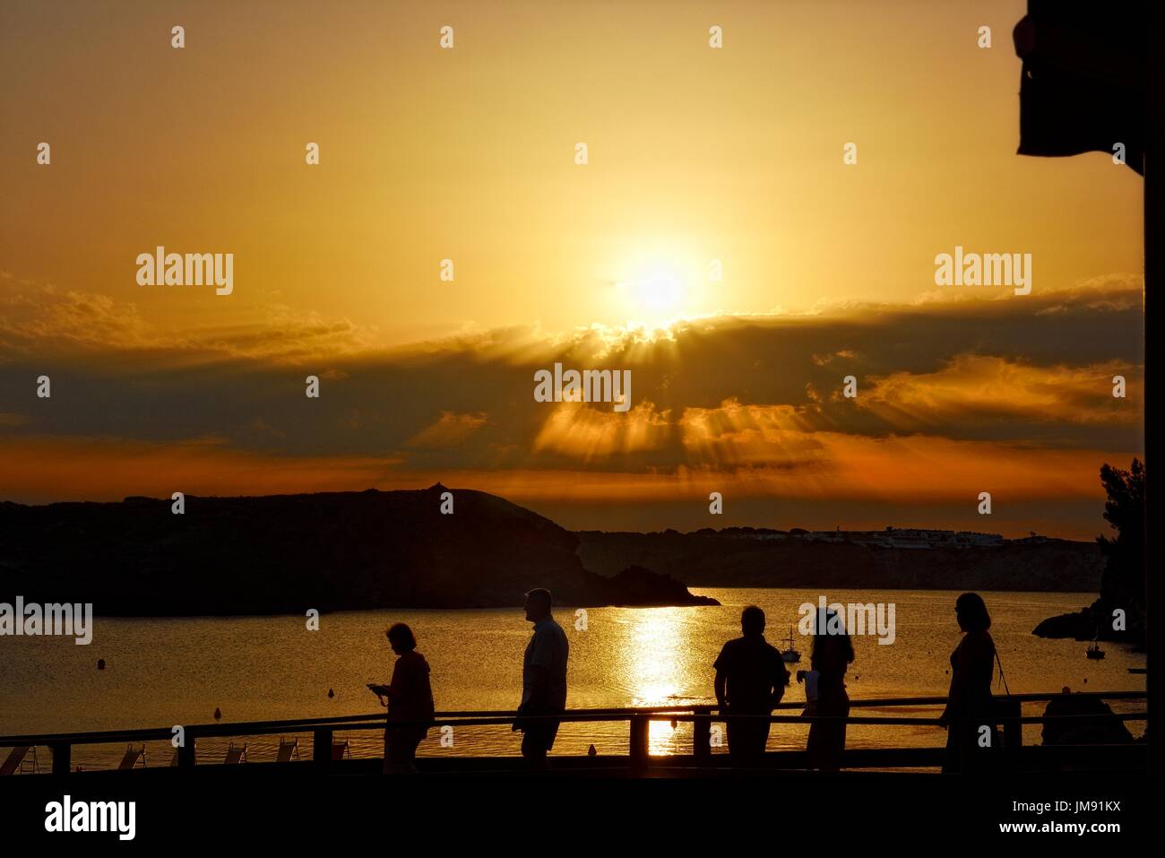 Menschen beobachten Sonnenuntergang Menorca Menorca Stockfoto
