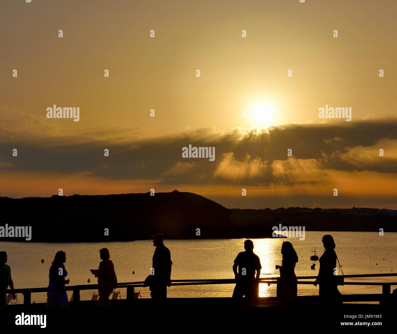 Menschen beobachten Sonnenuntergang Menorca Menorca Stockfoto