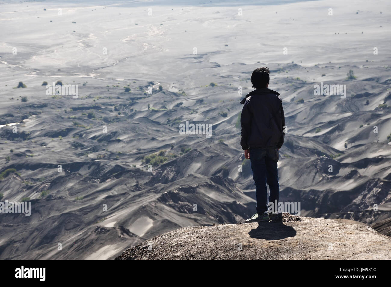 SURABAYA, Indonesien - 11. Mai 2015: Mann auf Schicht Vulkanasche in Mount Bromo Vulkan (Gunung Bromo) im Bromo Tengger Semeru National Park, East Stockfoto