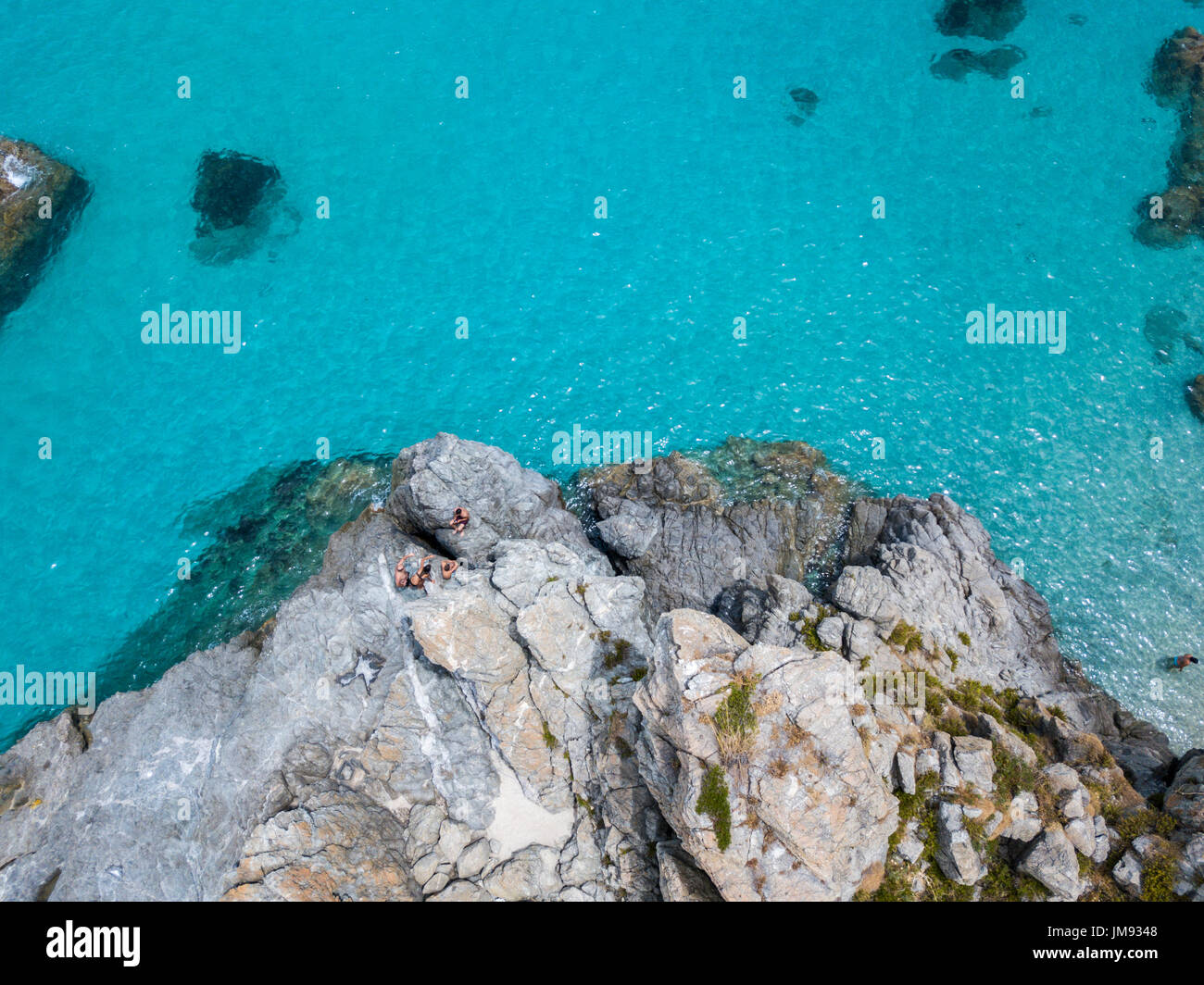 Luftaufnahme der Felsen am Meer. Überblick über den Meeresboden, von oben gesehen, transparentes Wasser Stockfoto