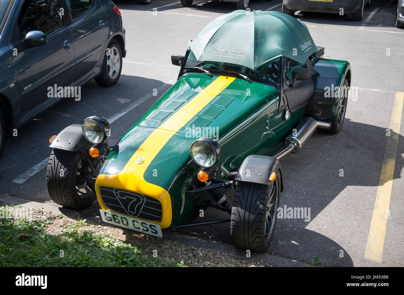 Caterham Superlight R300 englische Zweisitzer Sport Carwith Sonnenschirm auf einem öffentlichen Parkplatz in UK Stockfoto