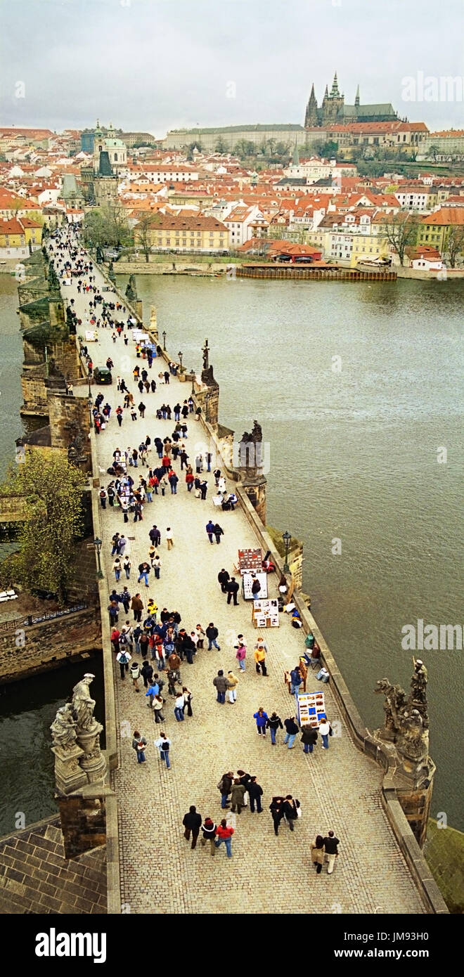 Karlsbrücke (illuminierte am meisten), Prag: vertikales Panorama schoss aus dem Staré Město Brückenturm mit Menschenmassen auf der Brücke, Moldau und Prag Cath Stockfoto