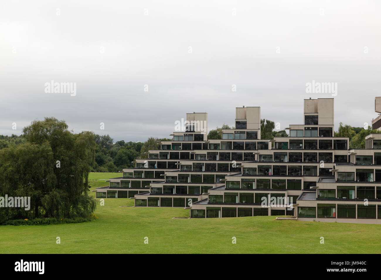 Ein Blick auf die Wohnblocks, bekannt als die Zikkurats auf dem Campus der UEA, Norwich, Großbritannien Stockfoto