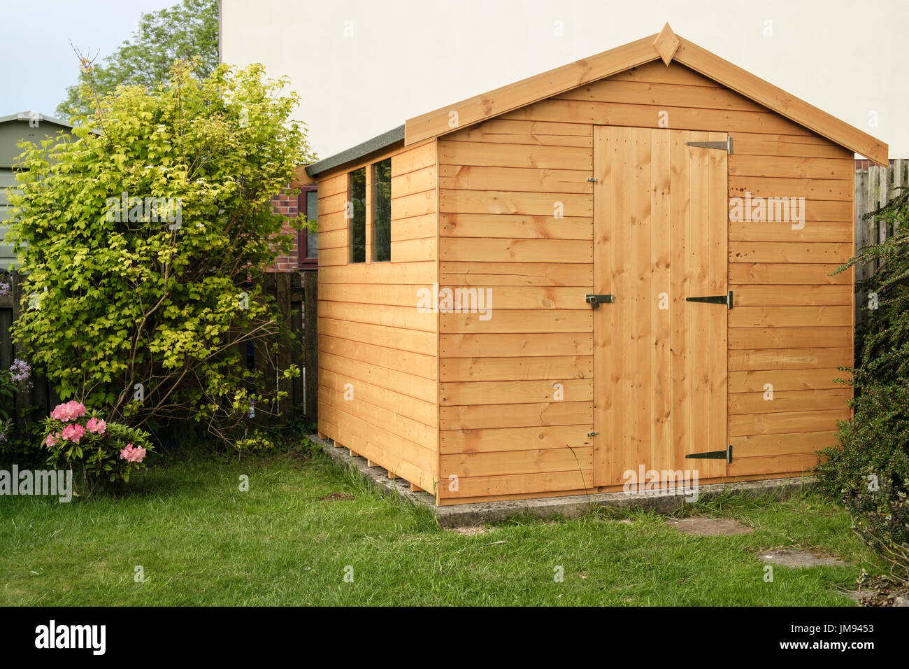 Neuen hölzernen Gartenhaus in einer Ecke ein Hausgarten. UK, Großbritannien Stockfoto