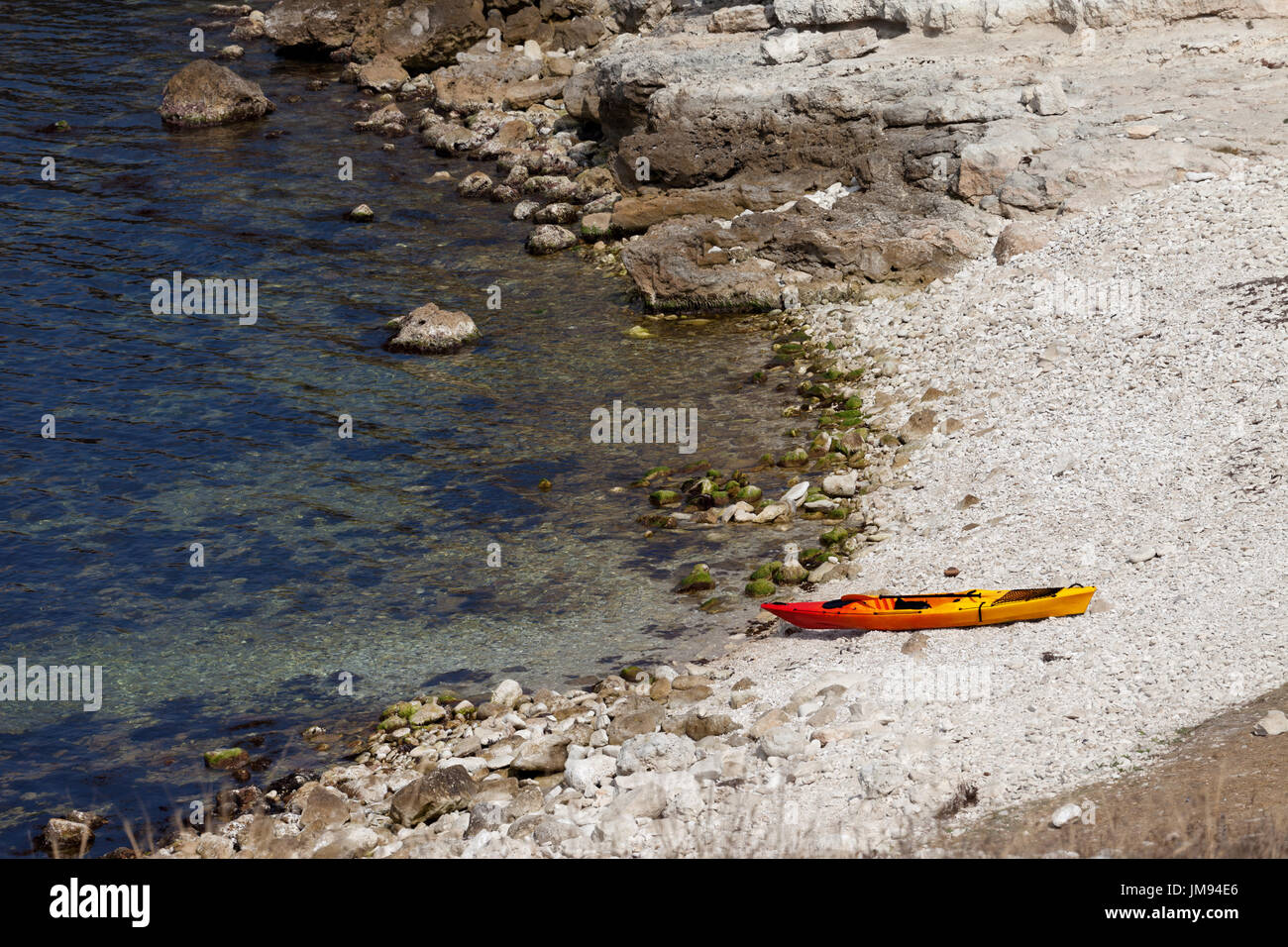 Orange kayak auf kiesiger Strand Meer Sonne Sommertag. Ansicht von oben. Stockfoto