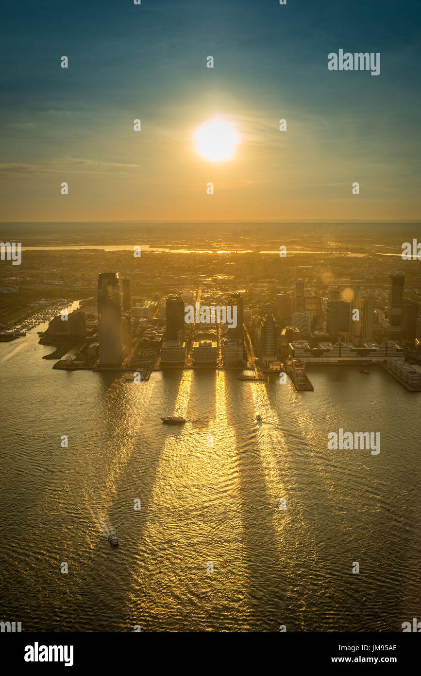 Sonnenuntergang über New Jersey und den Hudson River, genommen von der Aussichtsplattform des One World Trade Center, Lower Manhattan, New York, USA Stockfoto